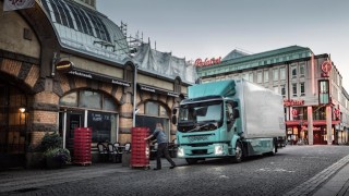 Volvo participa de un acuerdo para instalar la primera red de carga para camiones pesados y buses en europa